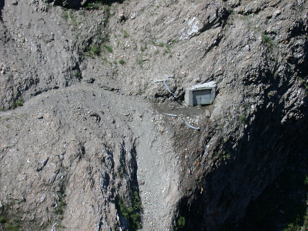 links erster Standort - rechts Höhle